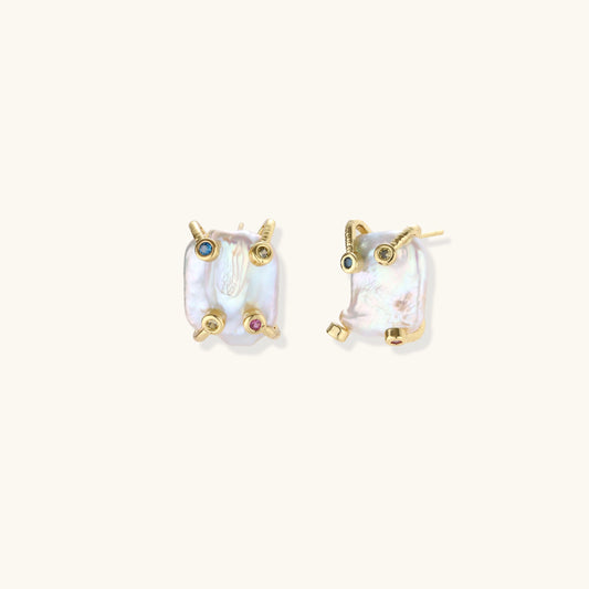 Baroque pearl studs in gold-plated prong setting with four multicolor gemstones on each corner, front and side view